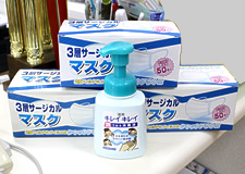 配布用マスクと手指消毒液